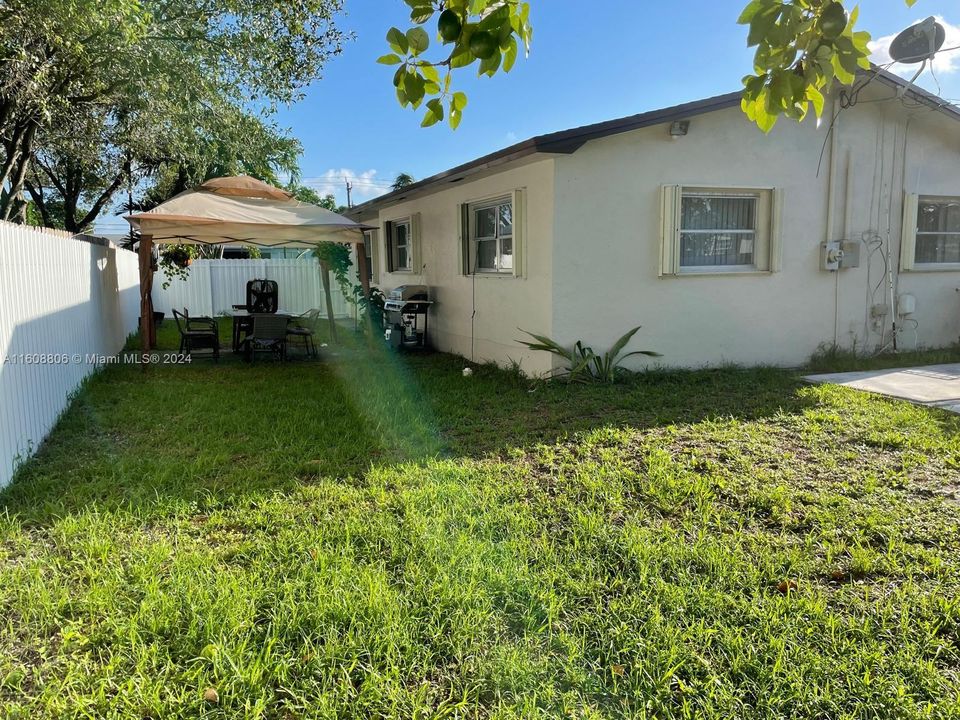 Recently Sold: $439,000 (3 beds, 2 baths, 1304 Square Feet)