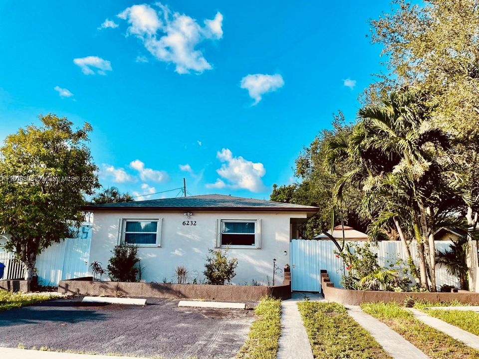 Recently Sold: $439,000 (3 beds, 2 baths, 1304 Square Feet)