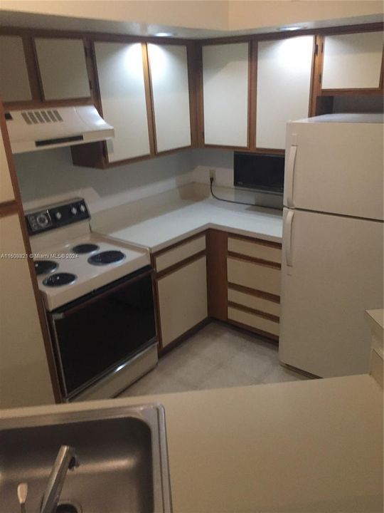 For Rent: $1,750 (1 beds, 1 baths, 726 Square Feet)