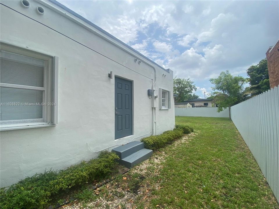 For Rent: $3,200 (3 beds, 2 baths, 912 Square Feet)