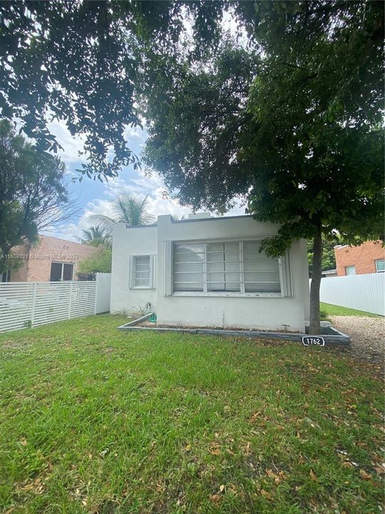 For Rent: $3,200 (3 beds, 2 baths, 912 Square Feet)
