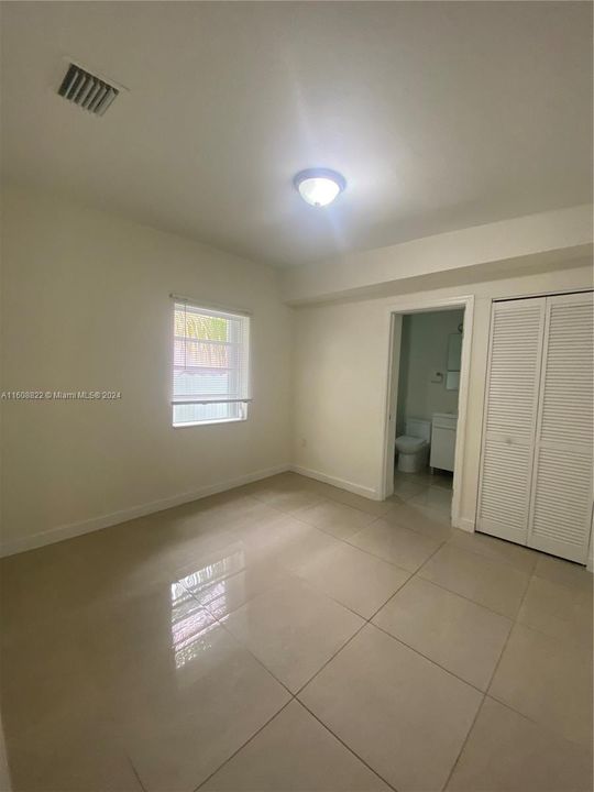 For Rent: $3,200 (3 beds, 2 baths, 912 Square Feet)