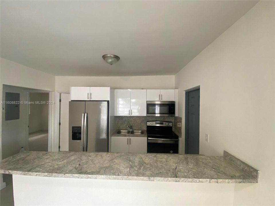 For Rent: $3,200 (3 beds, 2 baths, 912 Square Feet)