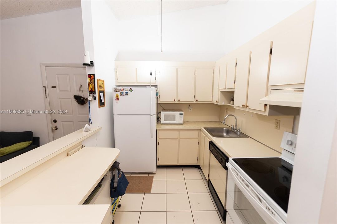 For Sale: $350,000 (2 beds, 2 baths, 827 Square Feet)