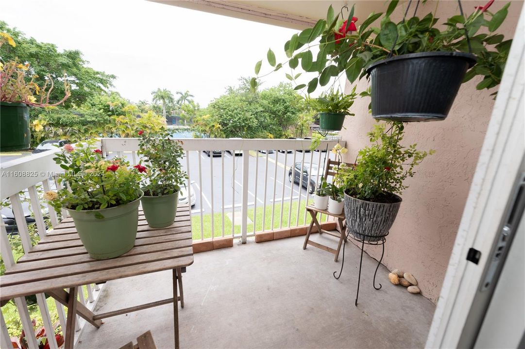 For Sale: $350,000 (2 beds, 2 baths, 827 Square Feet)