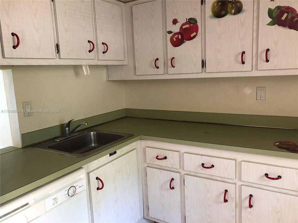 For Rent: $1,800 (1 beds, 1 baths, 712 Square Feet)