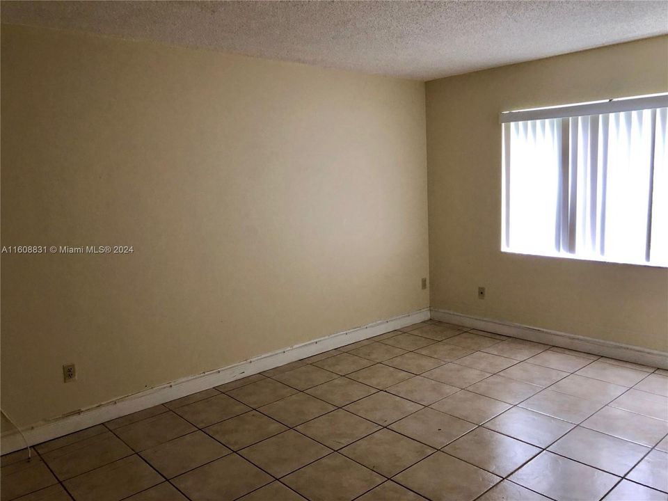 For Rent: $1,800 (1 beds, 1 baths, 712 Square Feet)
