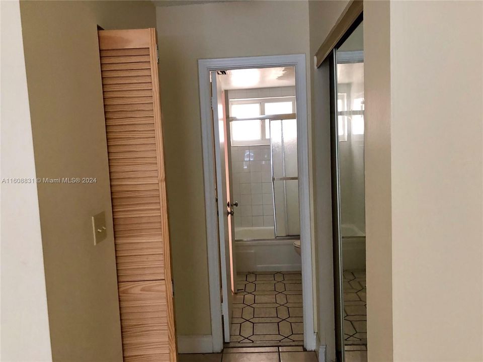 For Rent: $1,800 (1 beds, 1 baths, 712 Square Feet)