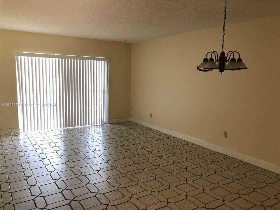 For Rent: $1,800 (1 beds, 1 baths, 712 Square Feet)