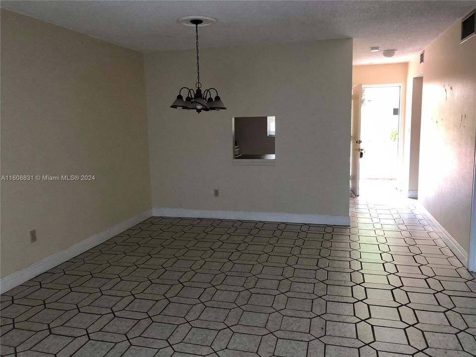 For Rent: $1,800 (1 beds, 1 baths, 712 Square Feet)