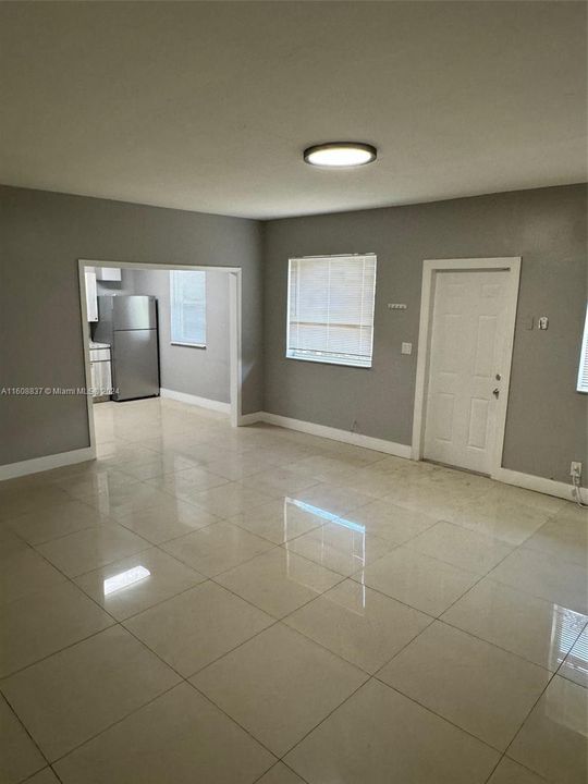 For Rent: $1,900 (1 beds, 1 baths, 900 Square Feet)
