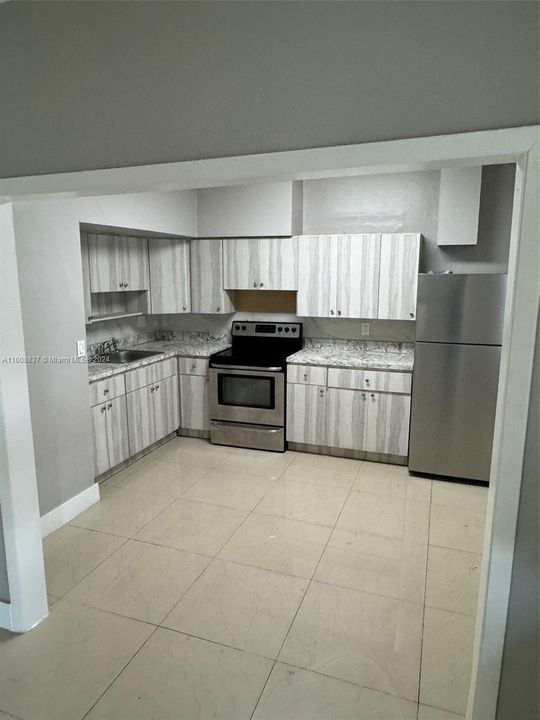 For Rent: $1,900 (1 beds, 1 baths, 900 Square Feet)