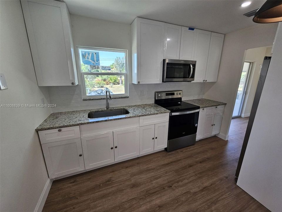 For Rent: $2,200 (2 beds, 1 baths, 924 Square Feet)