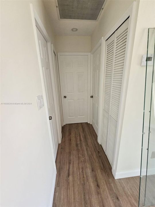 For Rent: $2,200 (2 beds, 1 baths, 924 Square Feet)