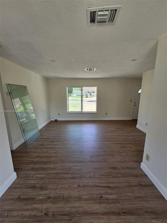 For Rent: $2,200 (2 beds, 1 baths, 924 Square Feet)