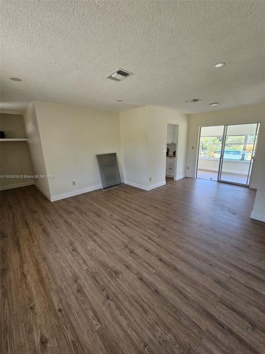 For Rent: $2,200 (2 beds, 1 baths, 924 Square Feet)