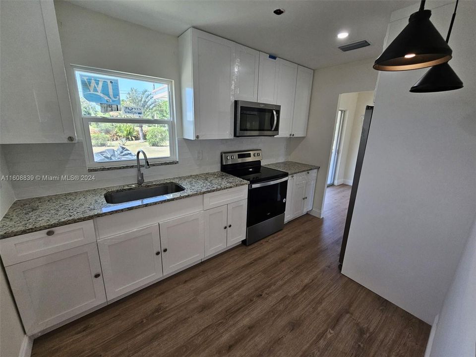 For Rent: $2,200 (2 beds, 1 baths, 924 Square Feet)