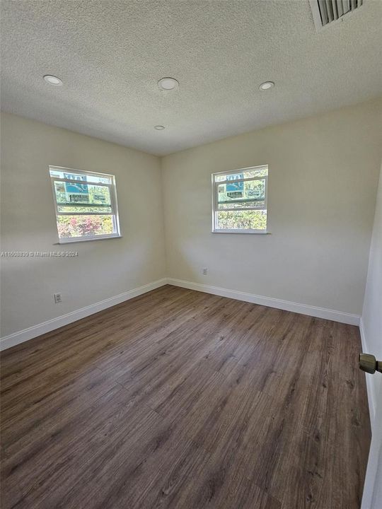 For Rent: $2,200 (2 beds, 1 baths, 924 Square Feet)