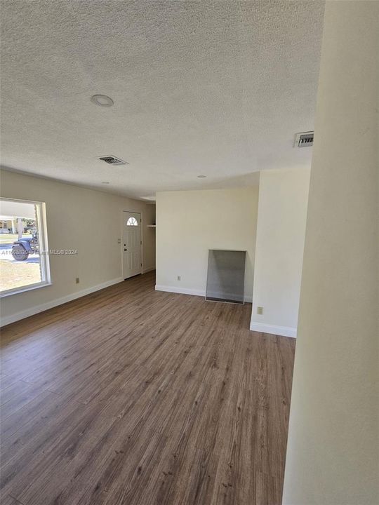 For Rent: $2,200 (2 beds, 1 baths, 924 Square Feet)