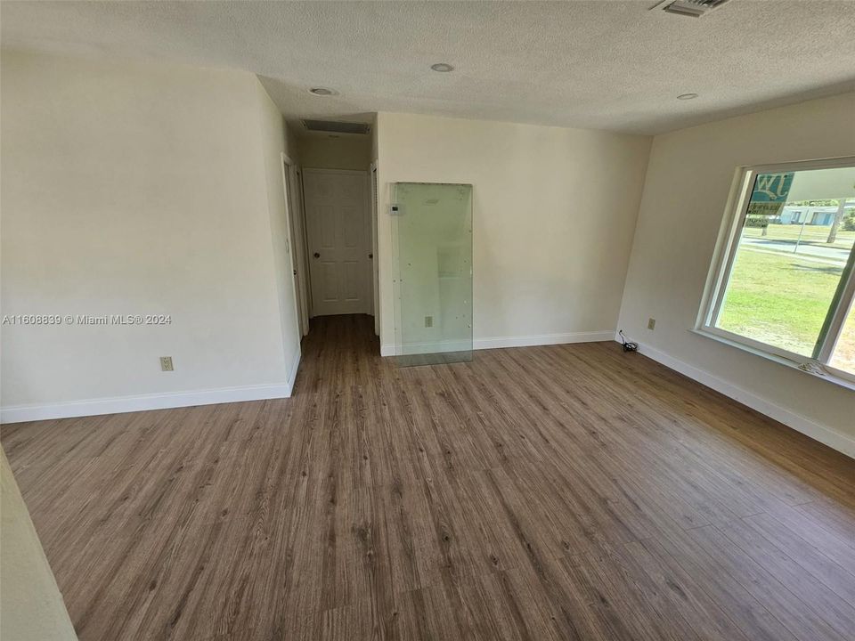 For Rent: $2,200 (2 beds, 1 baths, 924 Square Feet)