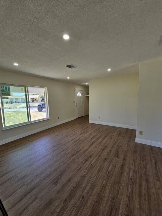 For Rent: $2,200 (2 beds, 1 baths, 924 Square Feet)