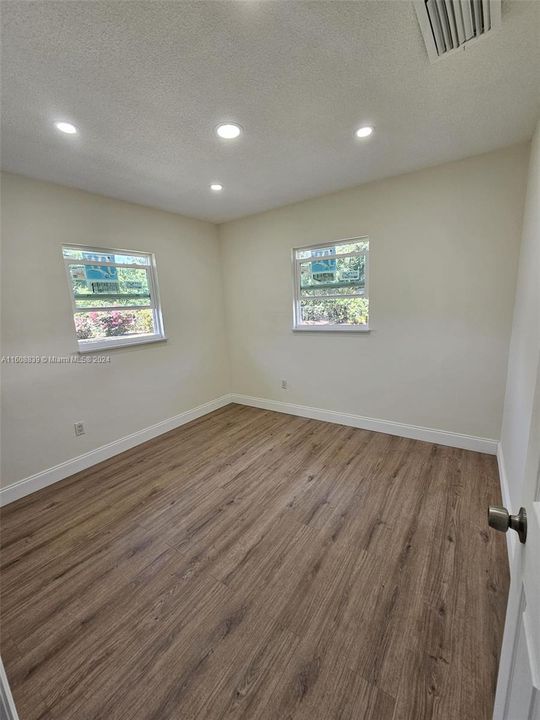 For Rent: $2,200 (2 beds, 1 baths, 924 Square Feet)