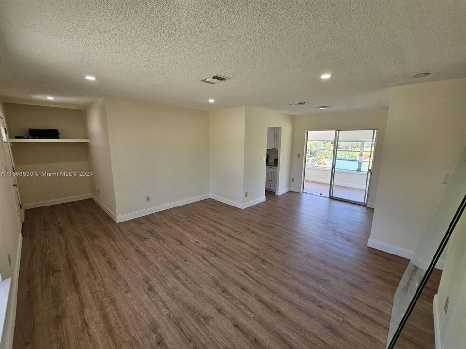 For Rent: $2,200 (2 beds, 1 baths, 924 Square Feet)