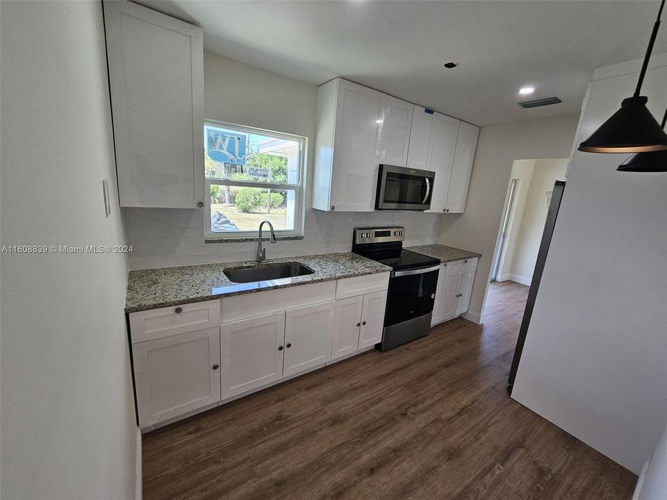 For Rent: $2,200 (2 beds, 1 baths, 924 Square Feet)