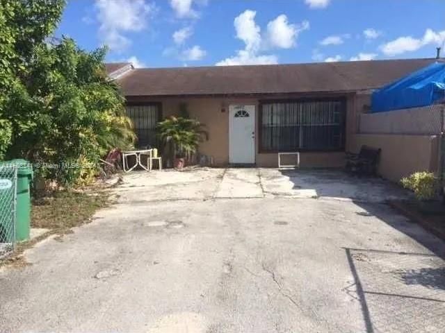 Recently Sold: $295,000 (2 beds, 1 baths, 910 Square Feet)