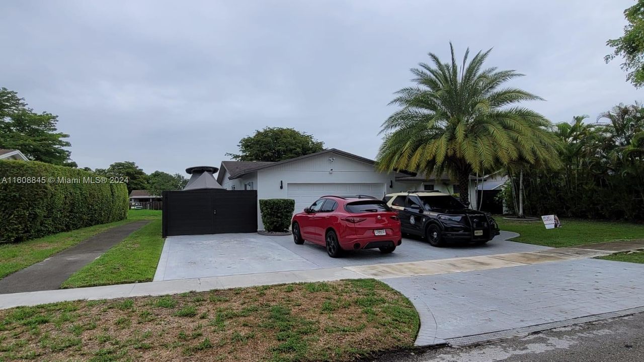 Active With Contract: $4,500 (3 beds, 2 baths, 1612 Square Feet)