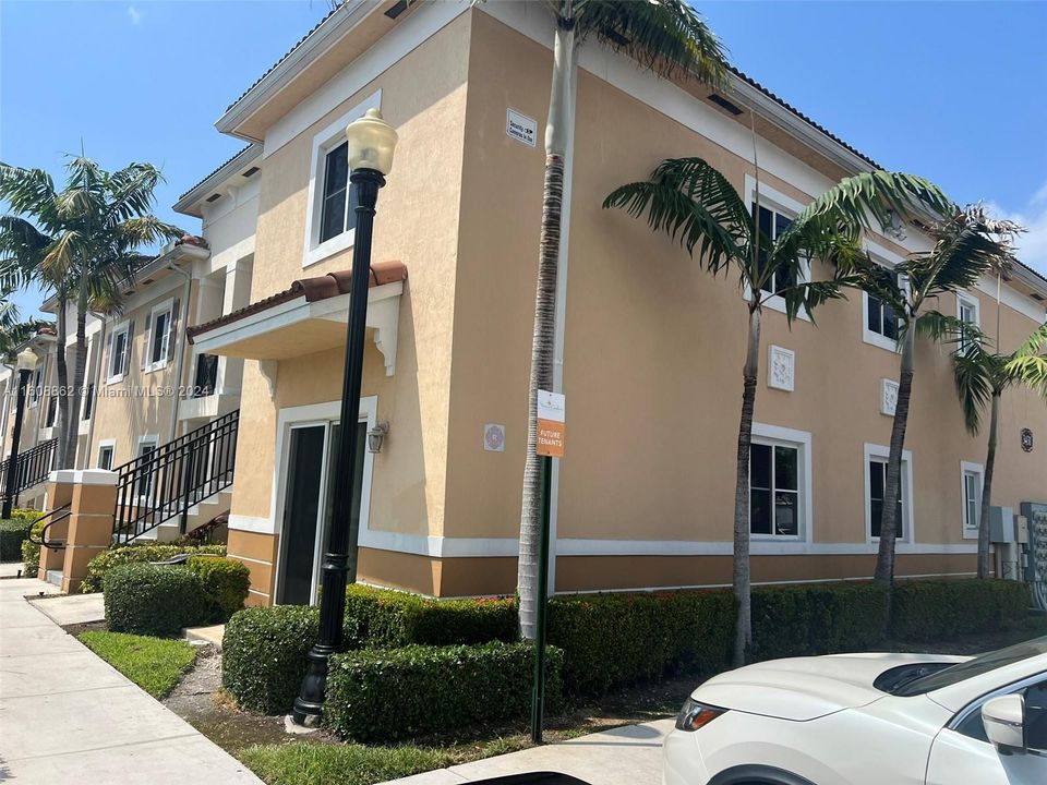 Active With Contract: $2,450 (2 beds, 2 baths, 1001 Square Feet)