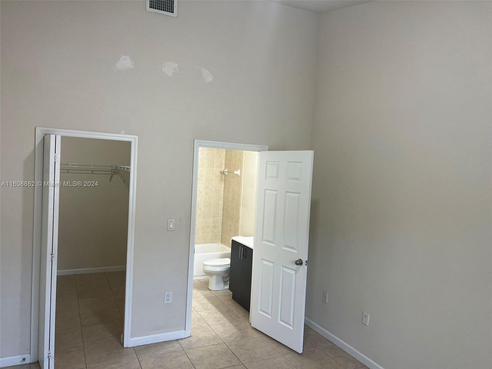 Active With Contract: $2,450 (2 beds, 2 baths, 1001 Square Feet)