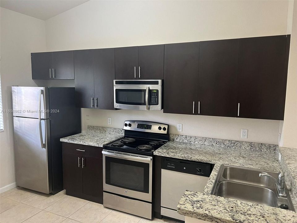 Active With Contract: $2,450 (2 beds, 2 baths, 1001 Square Feet)