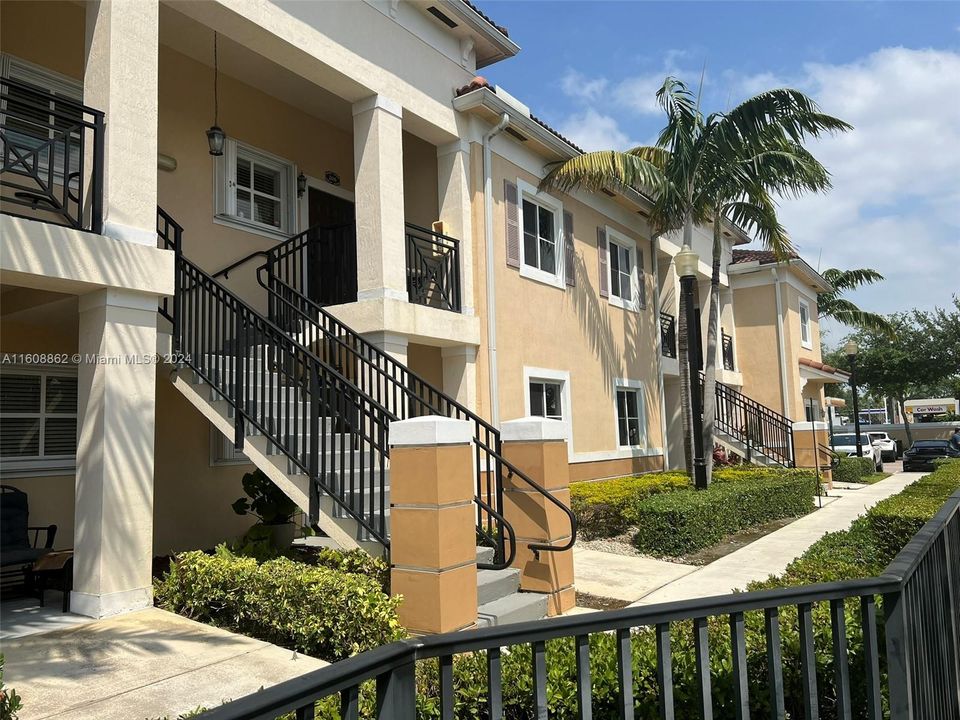 Active With Contract: $2,450 (2 beds, 2 baths, 1001 Square Feet)