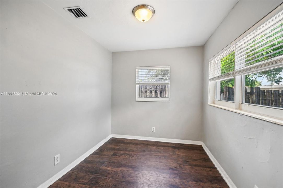 For Sale: $489,900 (3 beds, 2 baths, 1250 Square Feet)