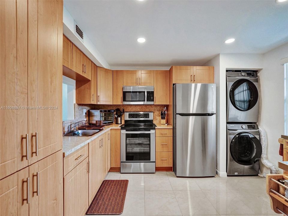 For Sale: $250,000 (2 beds, 2 baths, 1021 Square Feet)