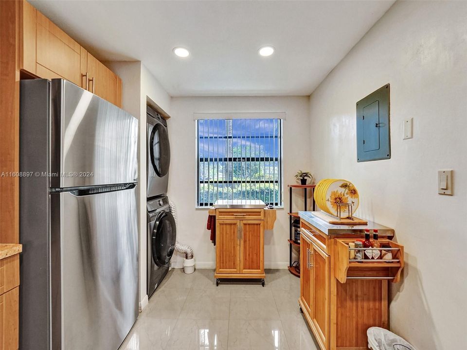 For Sale: $250,000 (2 beds, 2 baths, 1021 Square Feet)