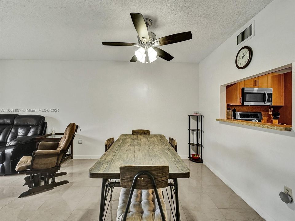 For Sale: $250,000 (2 beds, 2 baths, 1021 Square Feet)