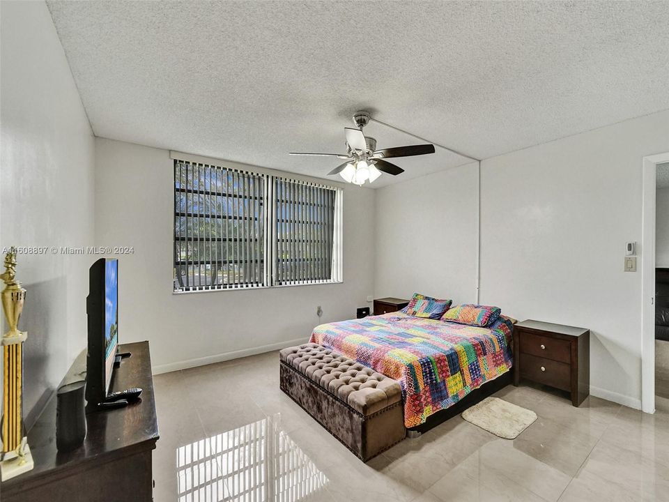 For Sale: $250,000 (2 beds, 2 baths, 1021 Square Feet)