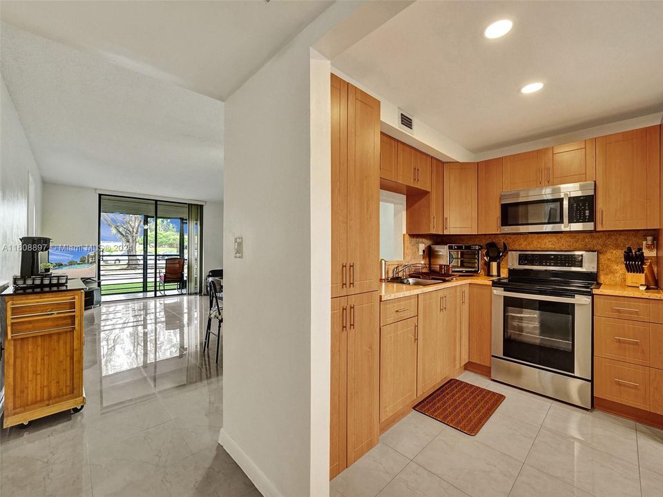 For Sale: $250,000 (2 beds, 2 baths, 1021 Square Feet)