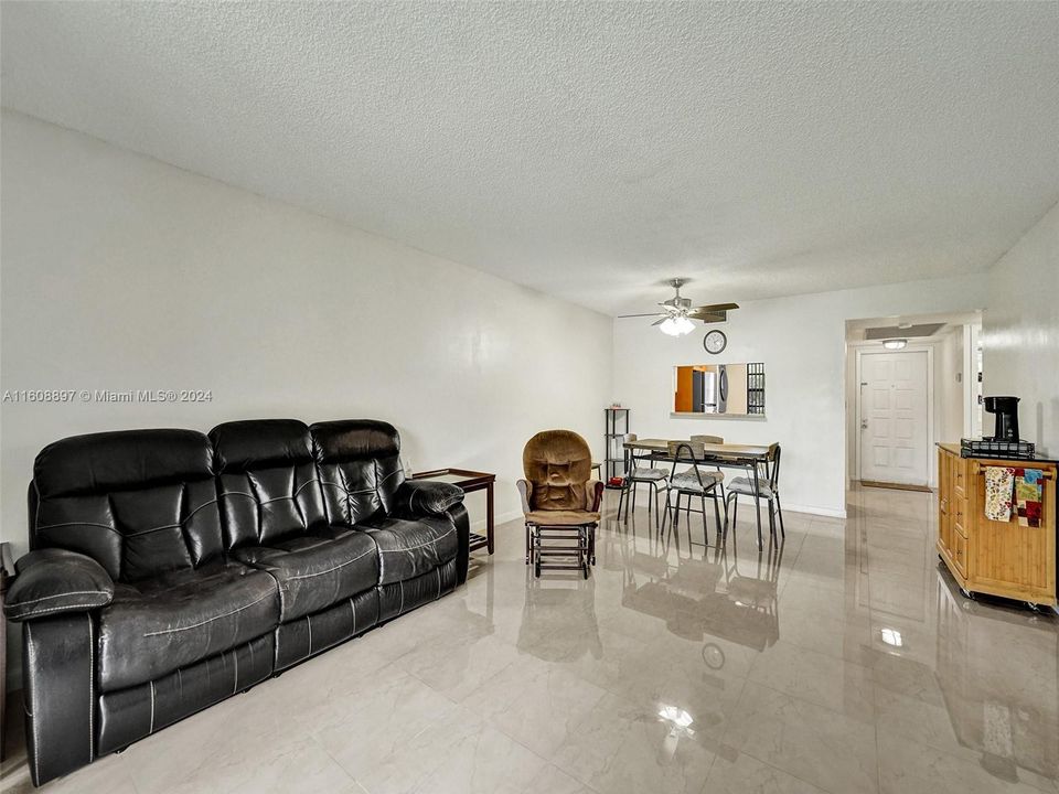 For Sale: $250,000 (2 beds, 2 baths, 1021 Square Feet)