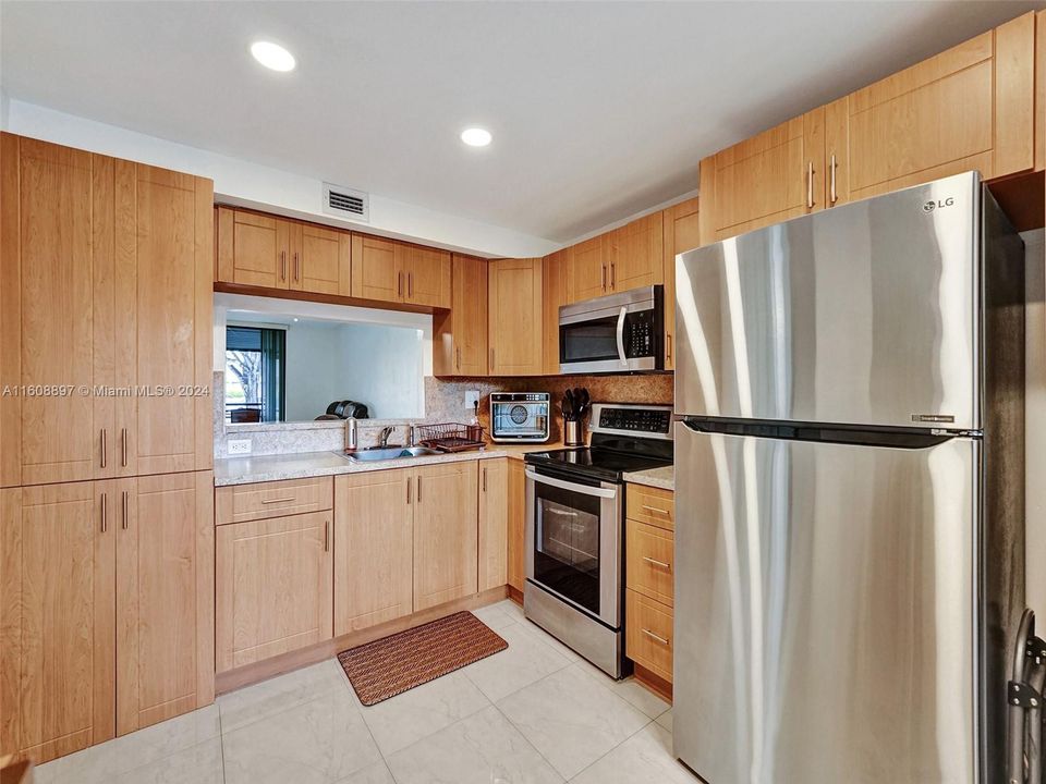 For Sale: $250,000 (2 beds, 2 baths, 1021 Square Feet)