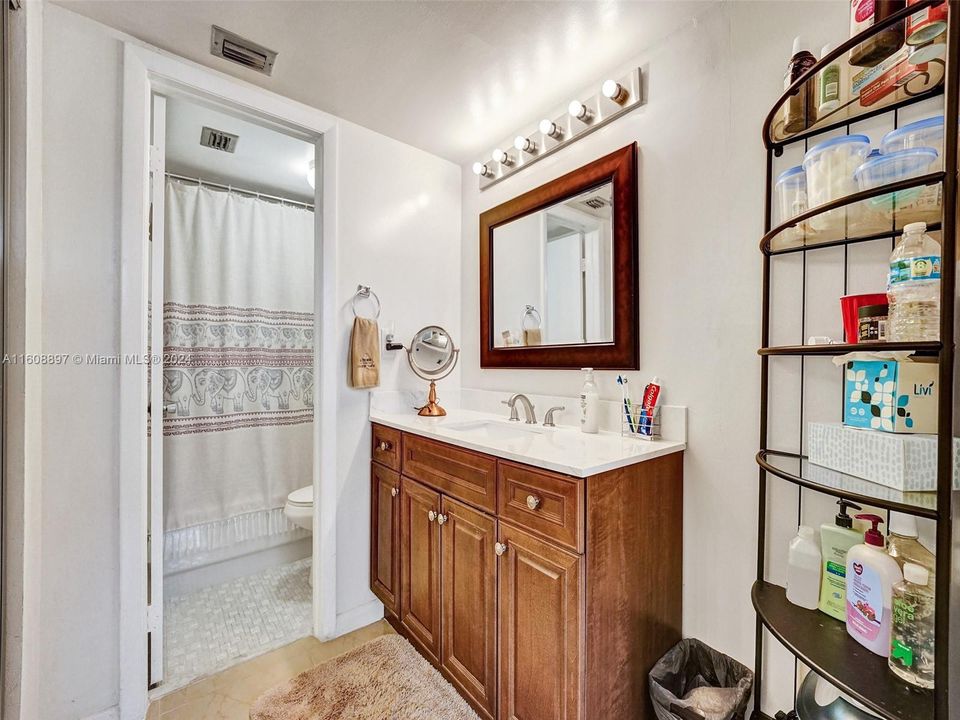 For Sale: $250,000 (2 beds, 2 baths, 1021 Square Feet)