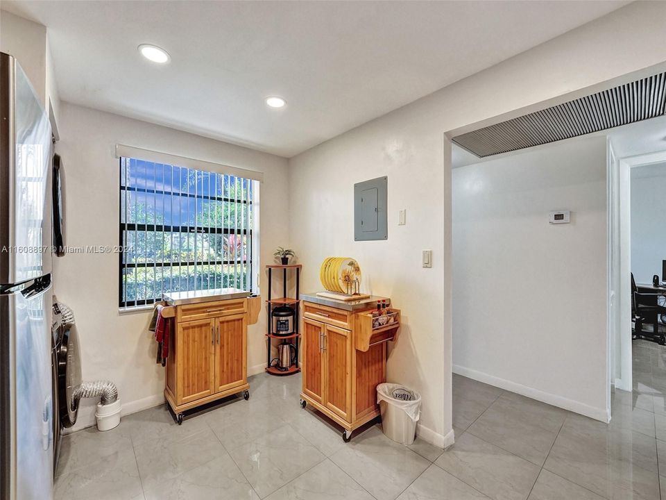 For Sale: $250,000 (2 beds, 2 baths, 1021 Square Feet)