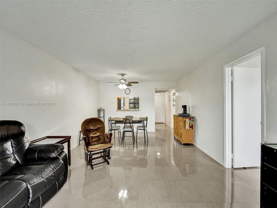 For Sale: $250,000 (2 beds, 2 baths, 1021 Square Feet)