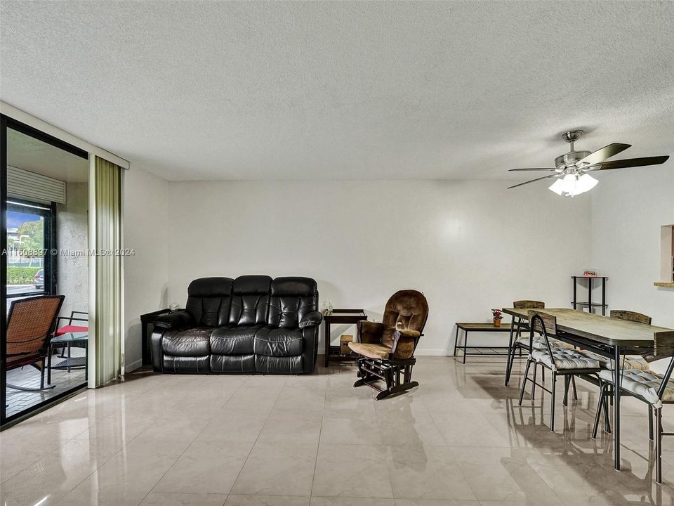 For Sale: $250,000 (2 beds, 2 baths, 1021 Square Feet)