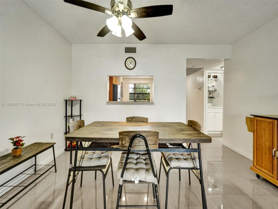 For Sale: $250,000 (2 beds, 2 baths, 1021 Square Feet)