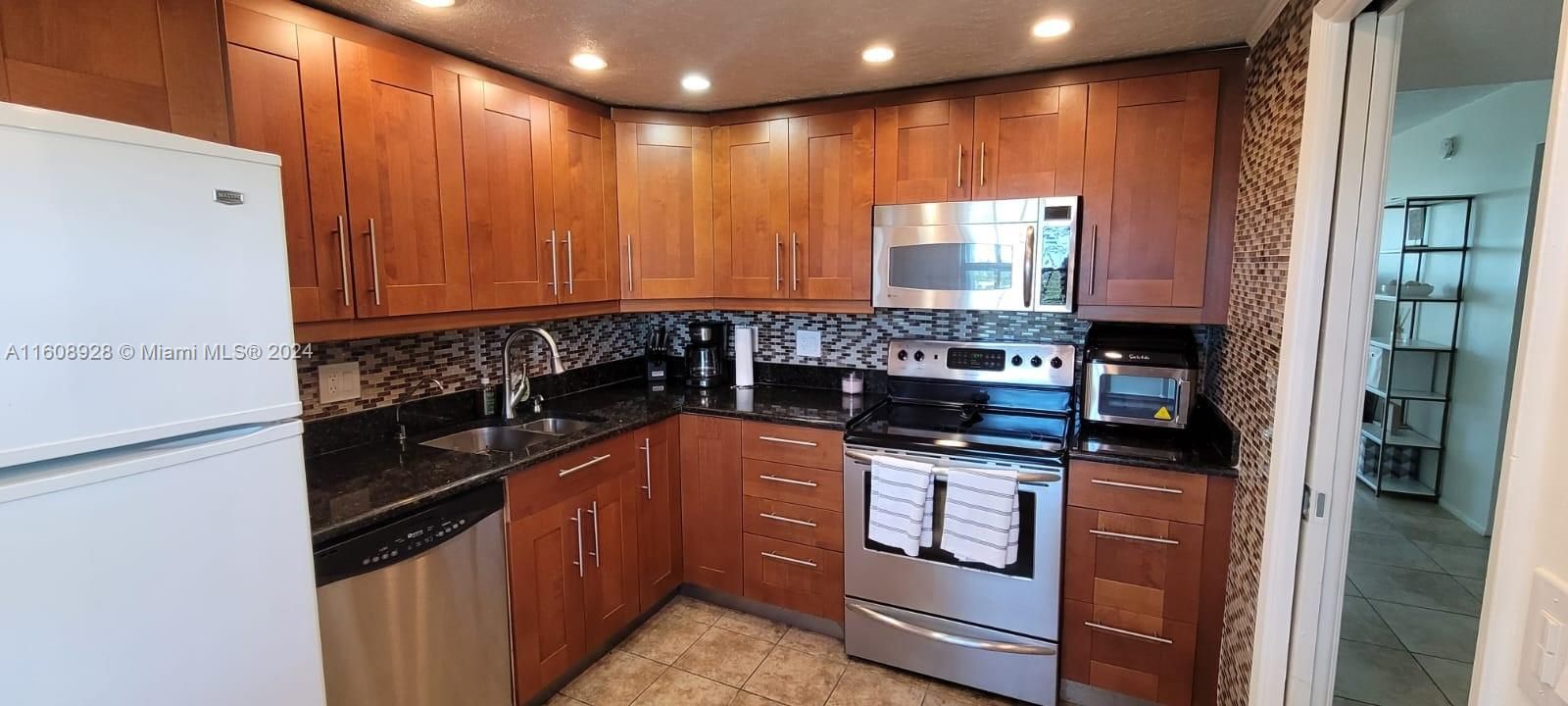 For Sale: $285,000 (2 beds, 2 baths, 1064 Square Feet)