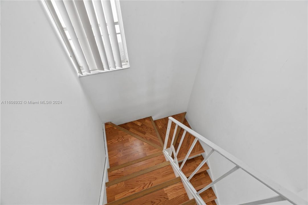 For Sale: $310,000 (2 beds, 1 baths, 948 Square Feet)