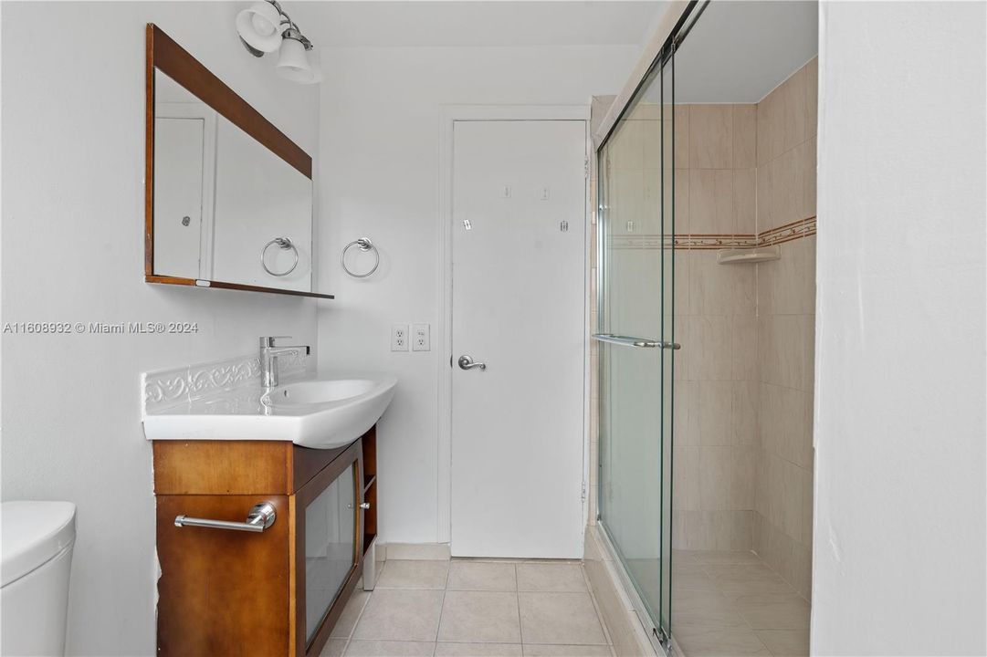 For Sale: $310,000 (2 beds, 1 baths, 948 Square Feet)